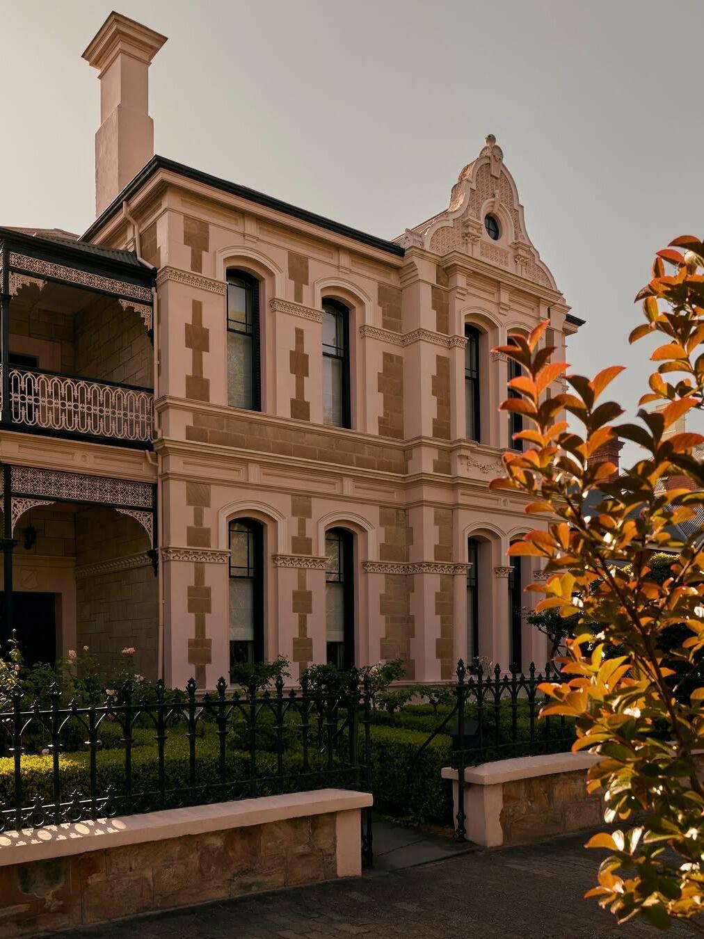 家居设计｜意式奢华客厅的整体墙面空间形成了强烈呼应，立体纽扣像云朵般蓬松，展现出