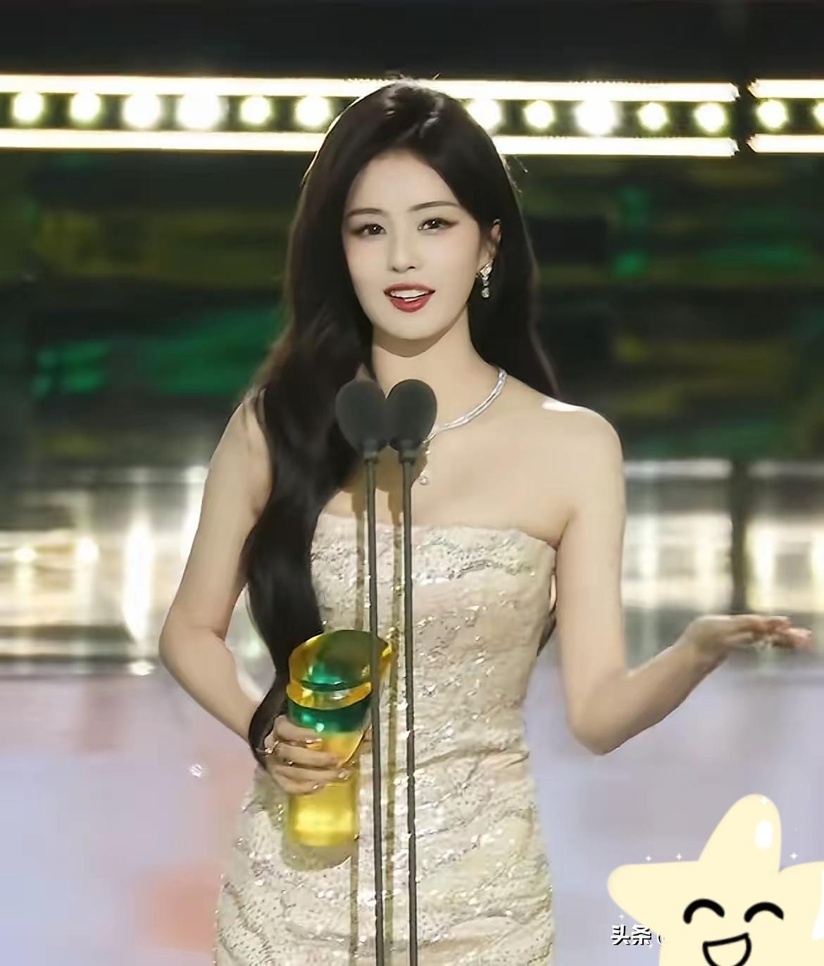 查了下白鹿的学历，直接刷新认知！原来她是江苏联合职业技术学院的五年制大专，没有光