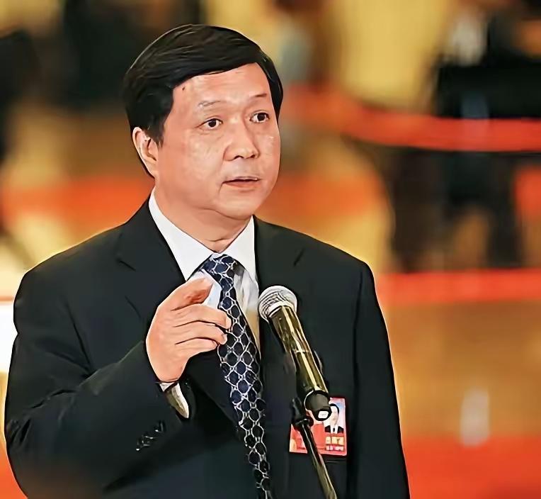 这两天，中科院的院士名单上，悄没声地少了个人。

杨伟，歼-20的总设计师，名字