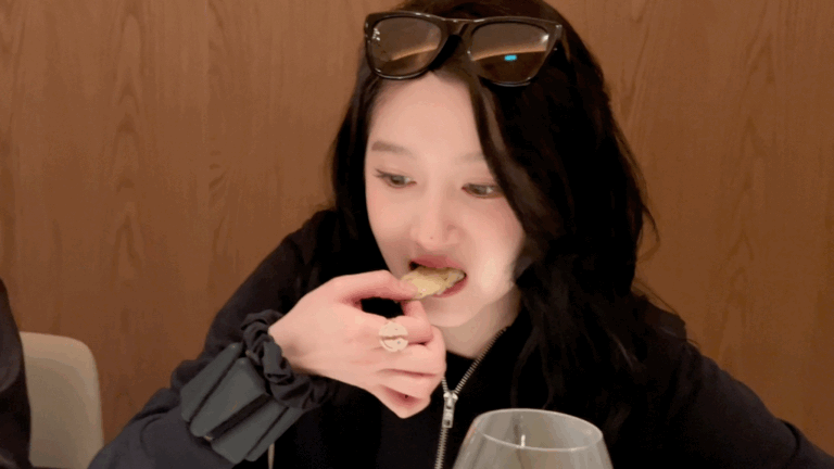 关晓彤冒雨打网球 谁不想拥有晓彤同款狮城旅行！冒雨打网球超飒，逛街觅食、轻松夜跑