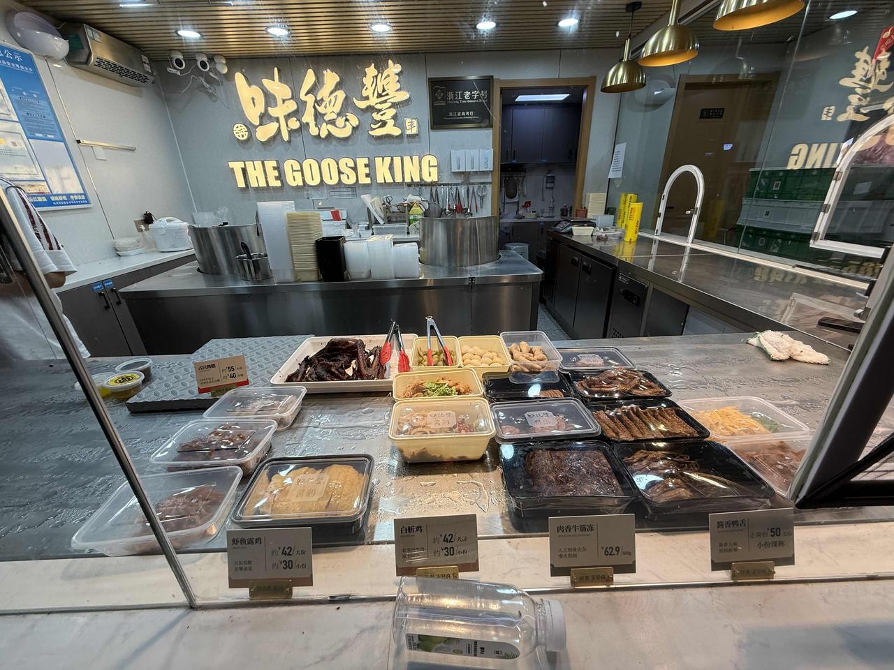 在杭州市中心包吃包住每月这个收入满意吗？做店员难度不大但是工作时间比较长