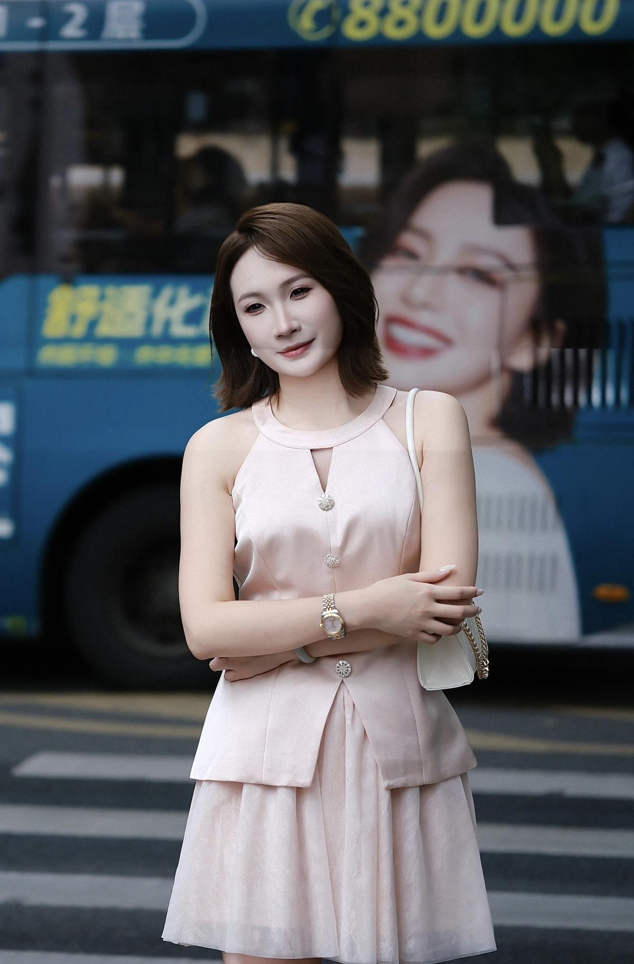 素雅从容的小姐姐，站在街头就是一部亮丽的风景线°凑和欣赏吧街拍随记 街拍ootd