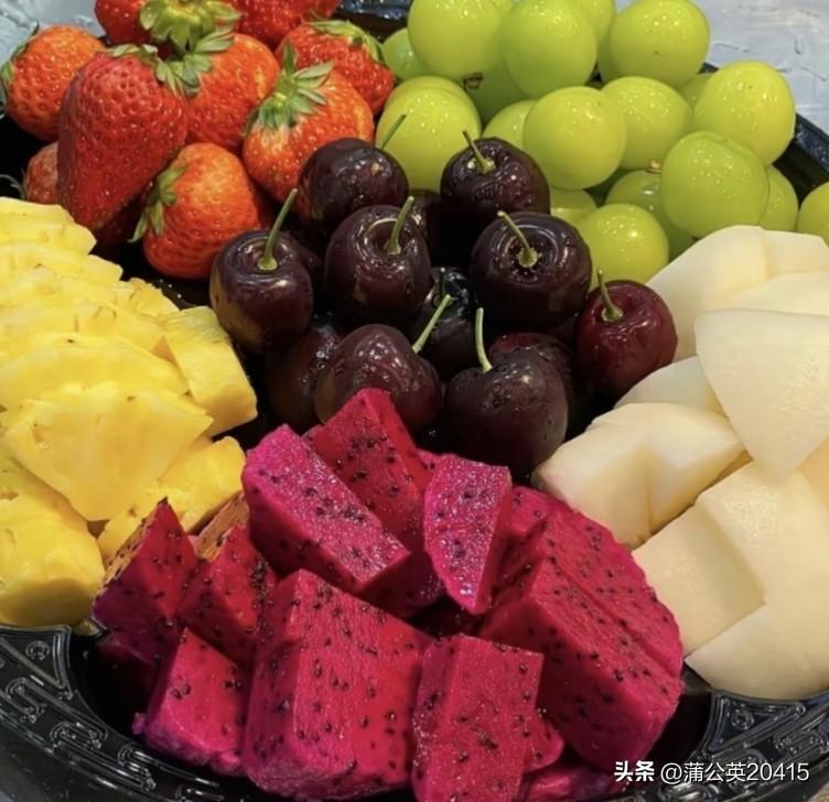 今天早上和田甜去菜市场买水果，田甜告诉我，水果和蔬菜买便宜一点的。

我问她为什