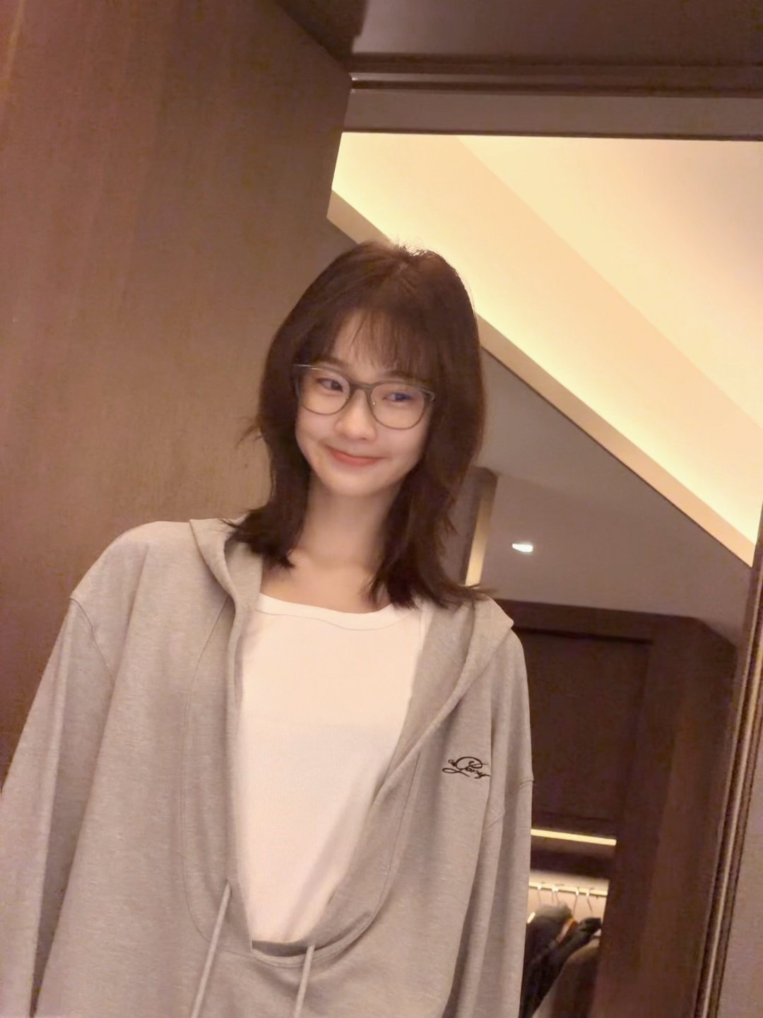 张艺凡请叫我甜妹酷姐 谁被张艺凡的甜酷反差狠狠拿捏了？脸蛋软萌到犯规，舞台上却气