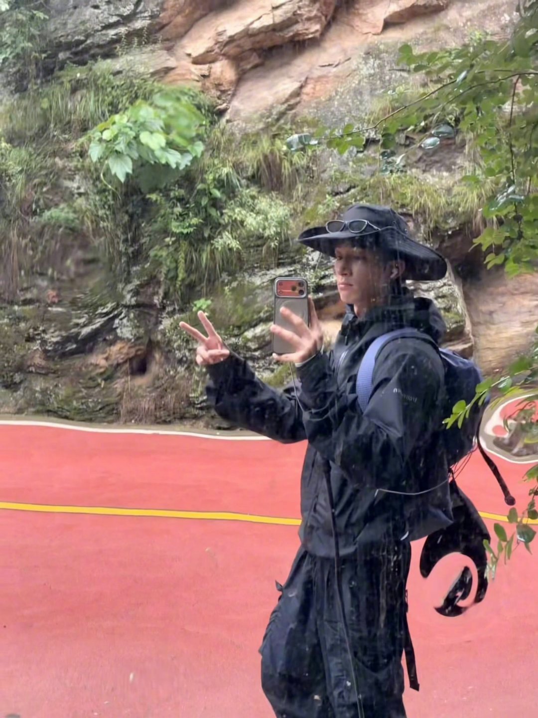 王星越爬山也要支持曾舜晞的代言王星越拍戏杀青开启爬山模式！七分钟vlog看好看满