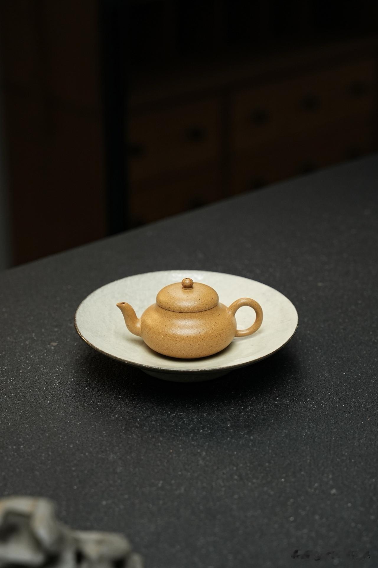 和茶小白聊紫砂：一把壶，怎么养出感情？
那天下午，阿涛来我这喝茶，盯着茶盘上那把