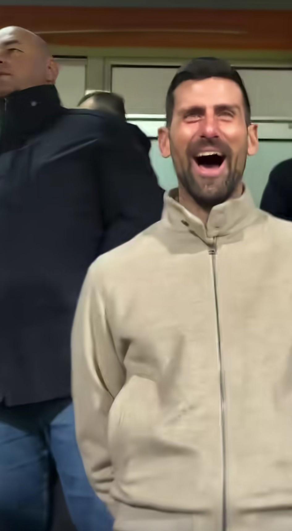 世界杯附加赛波黑vs意大利的比赛现场，当时是最后的点球决战时刻，当意大利球员罚失