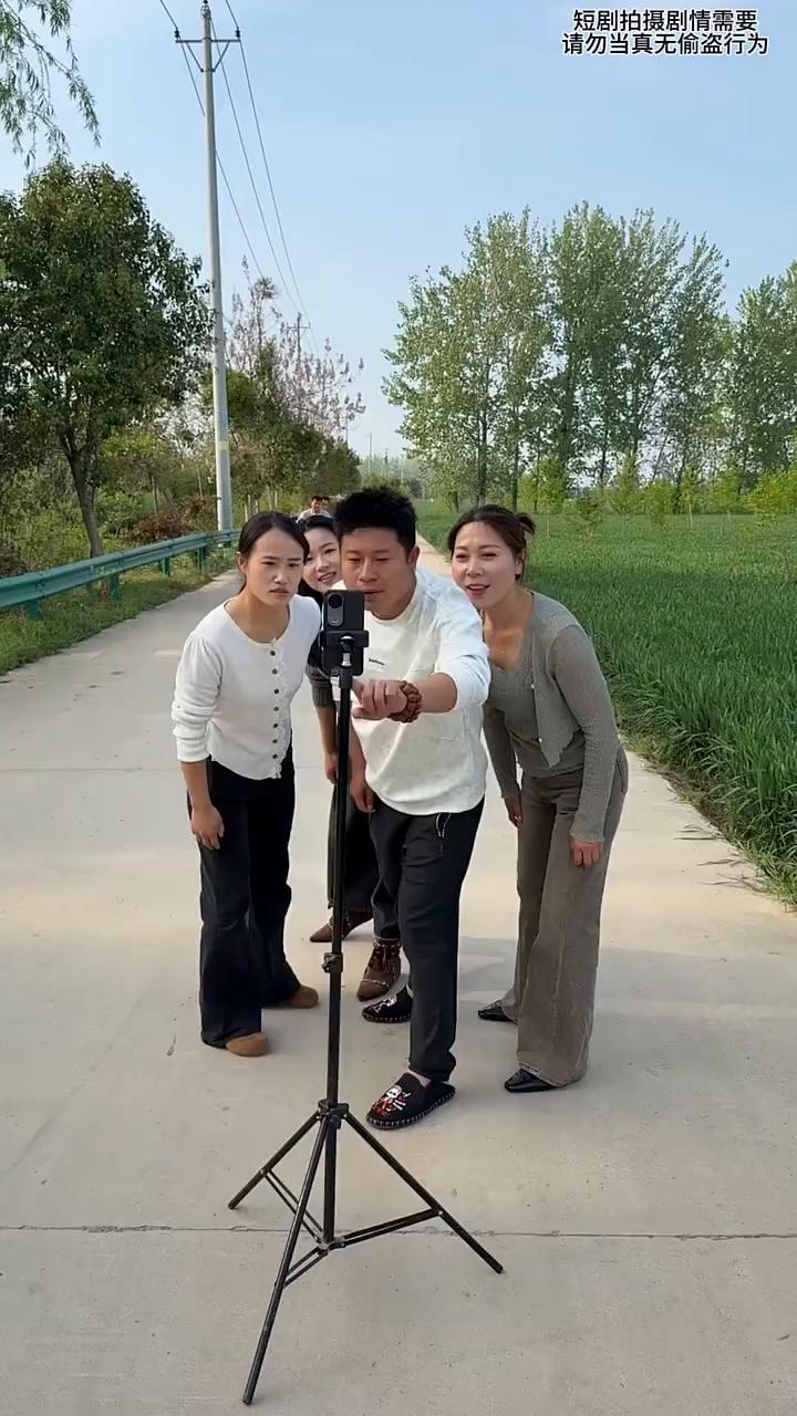 短剧拍摄剧情需要，请勿当真，无偷盗行为。