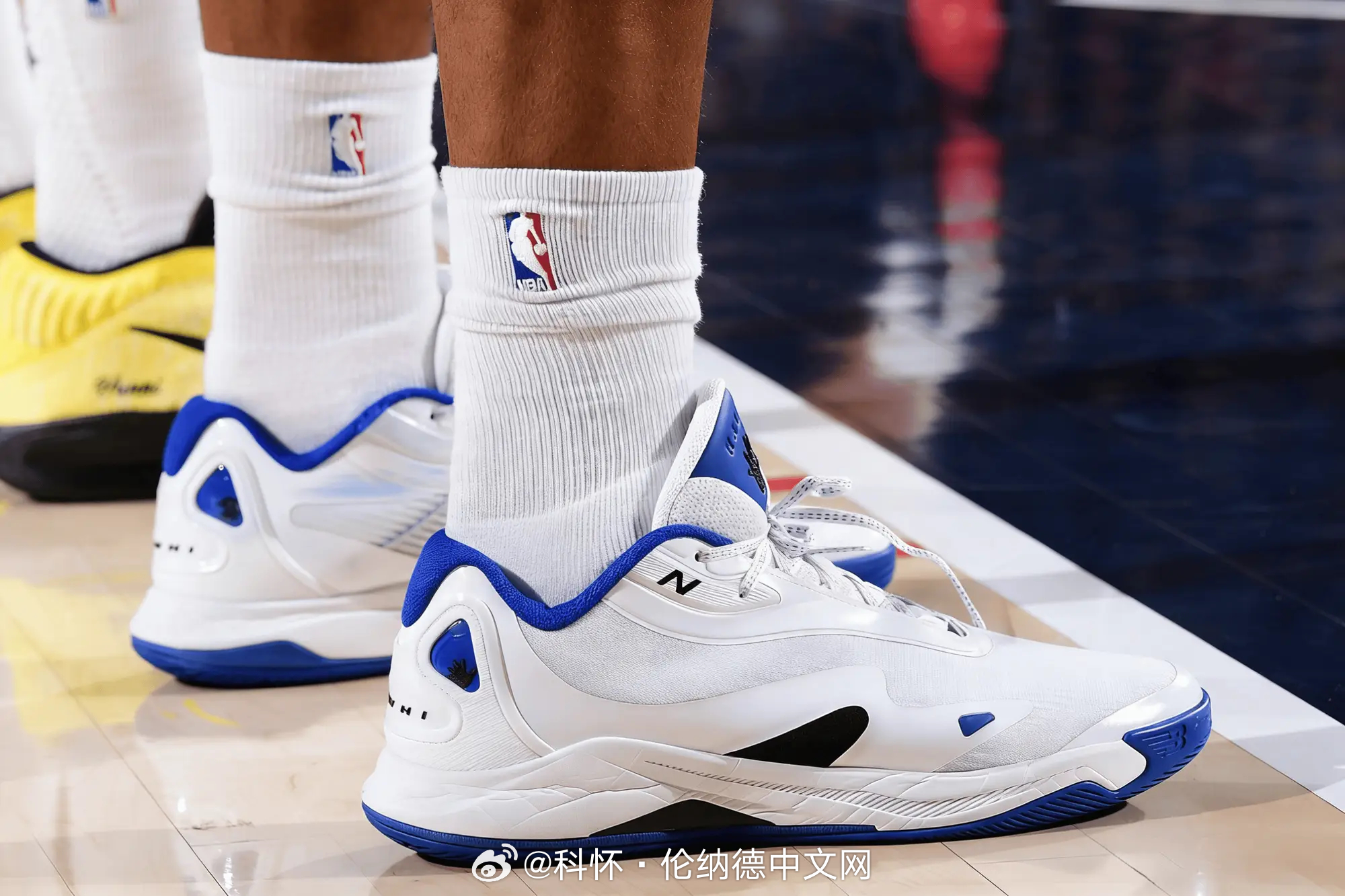 伦纳德今日上脚球鞋——白蓝色New Balance Kawhi4 PE。👟印上