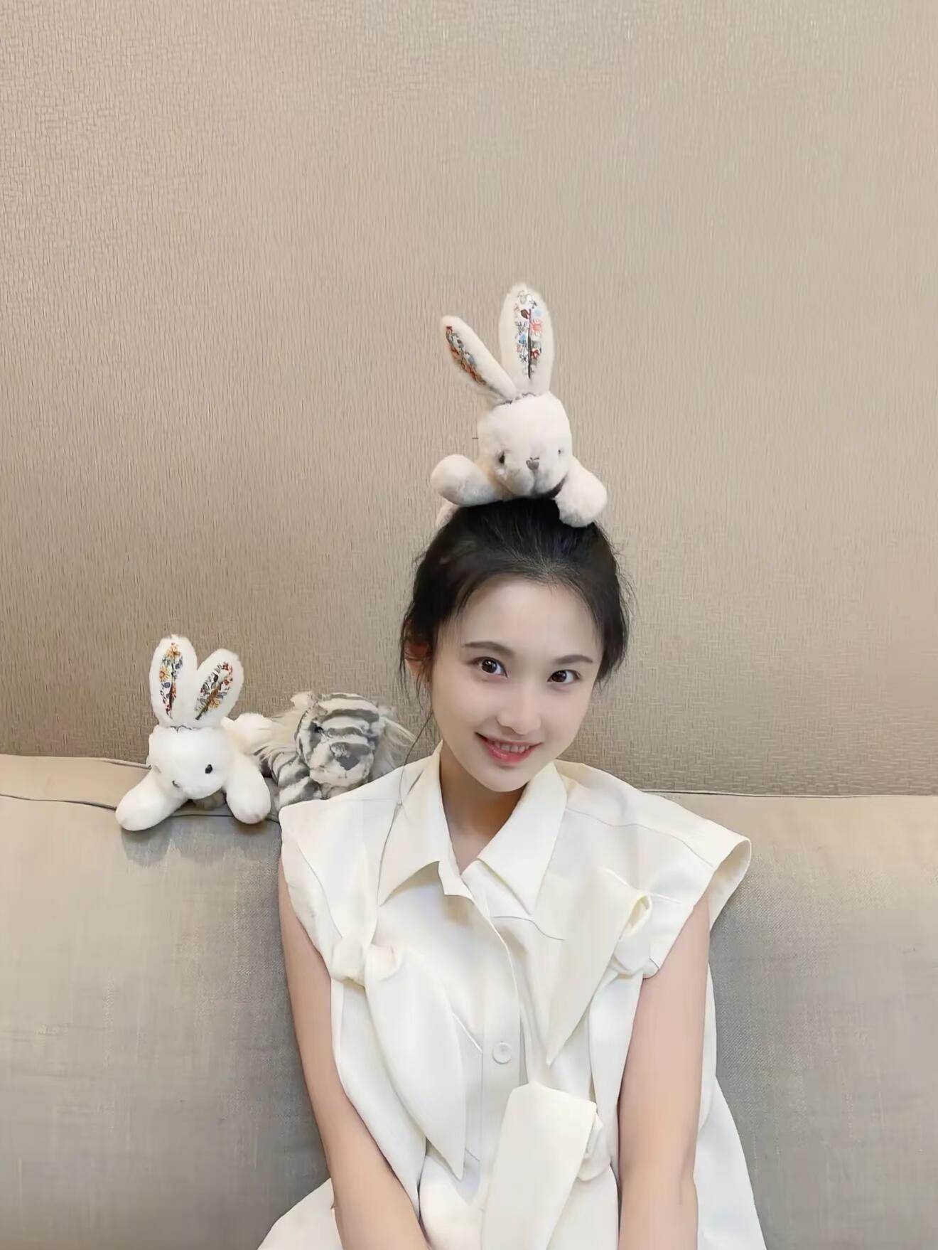 张慧雯我懂了什么叫明媚的忧伤张慧雯这个镜头太绝了，哭得温婉又倔强，笑着擦泪，明媚