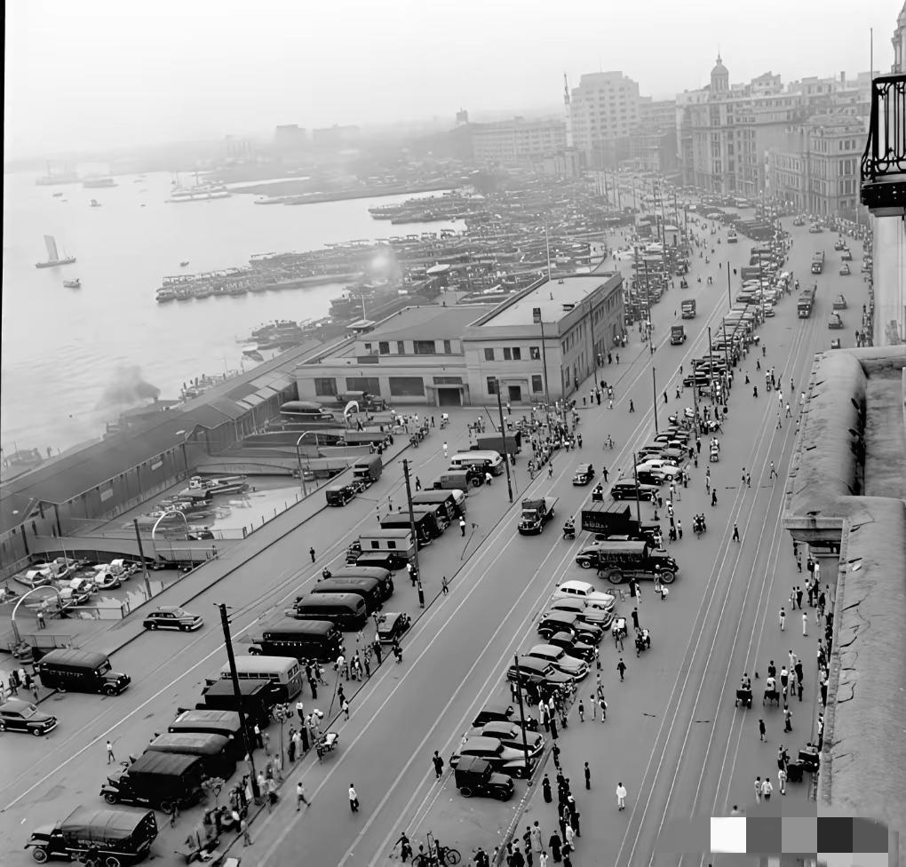 1949年的上海，确实很发达，最吸引人眼球的竟然是大大的“回力球鞋”四个字。