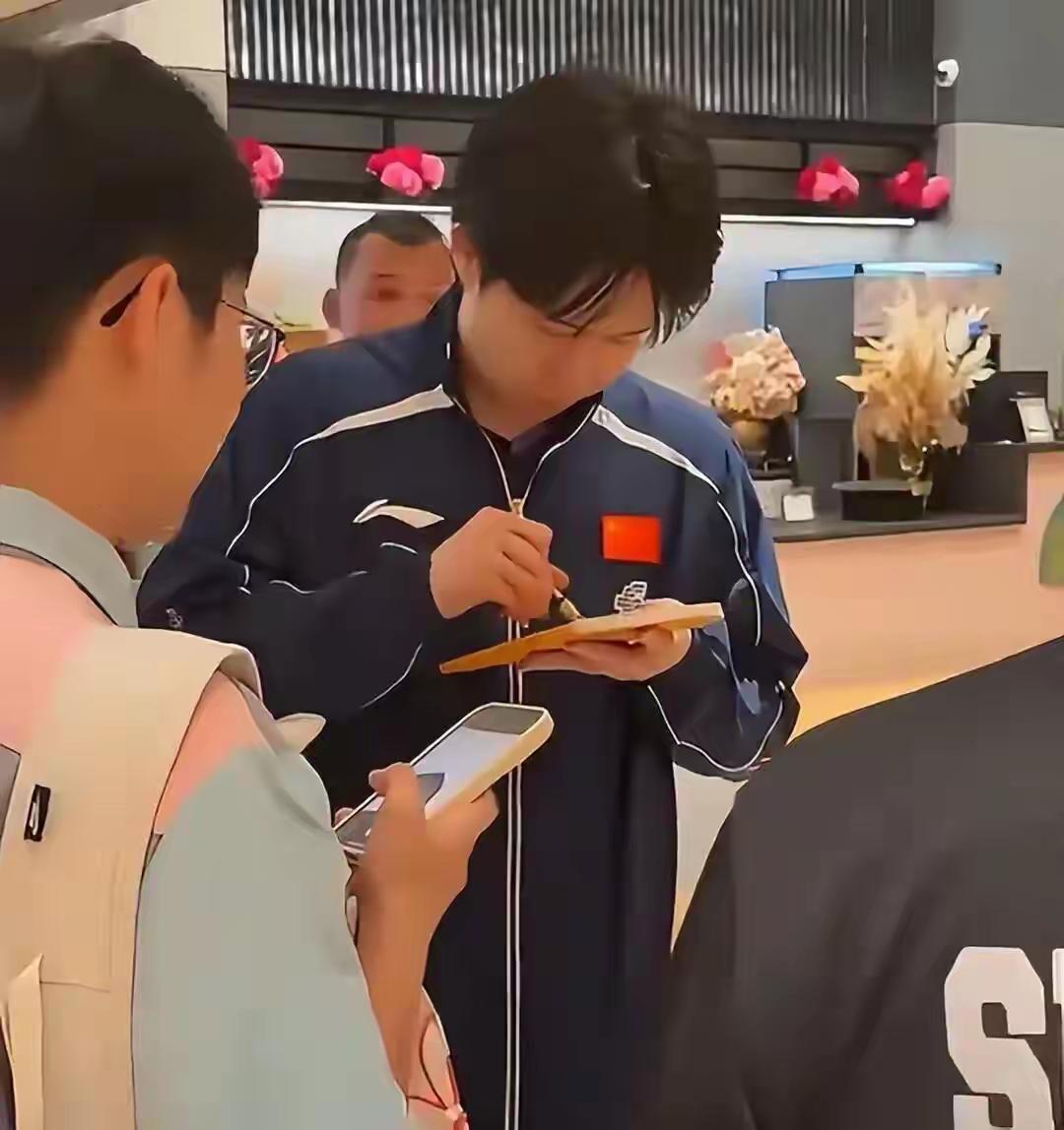 多哈WTT球星挑战赛结束后，王楚钦以3:1战胜张本智和，在混合采访区婉拒了球迷白