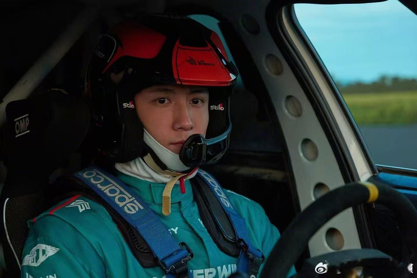 黄景瑜打工赛车两不误 黄景瑜也太忙了吧！上一秒是《岁月有情时》里认真生活的工厂少