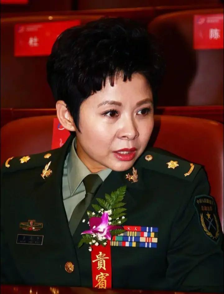 一首歌能把人捧上天，几句闲话也能把人拉下来
想当年，一曲《十五的月亮》让她红遍大