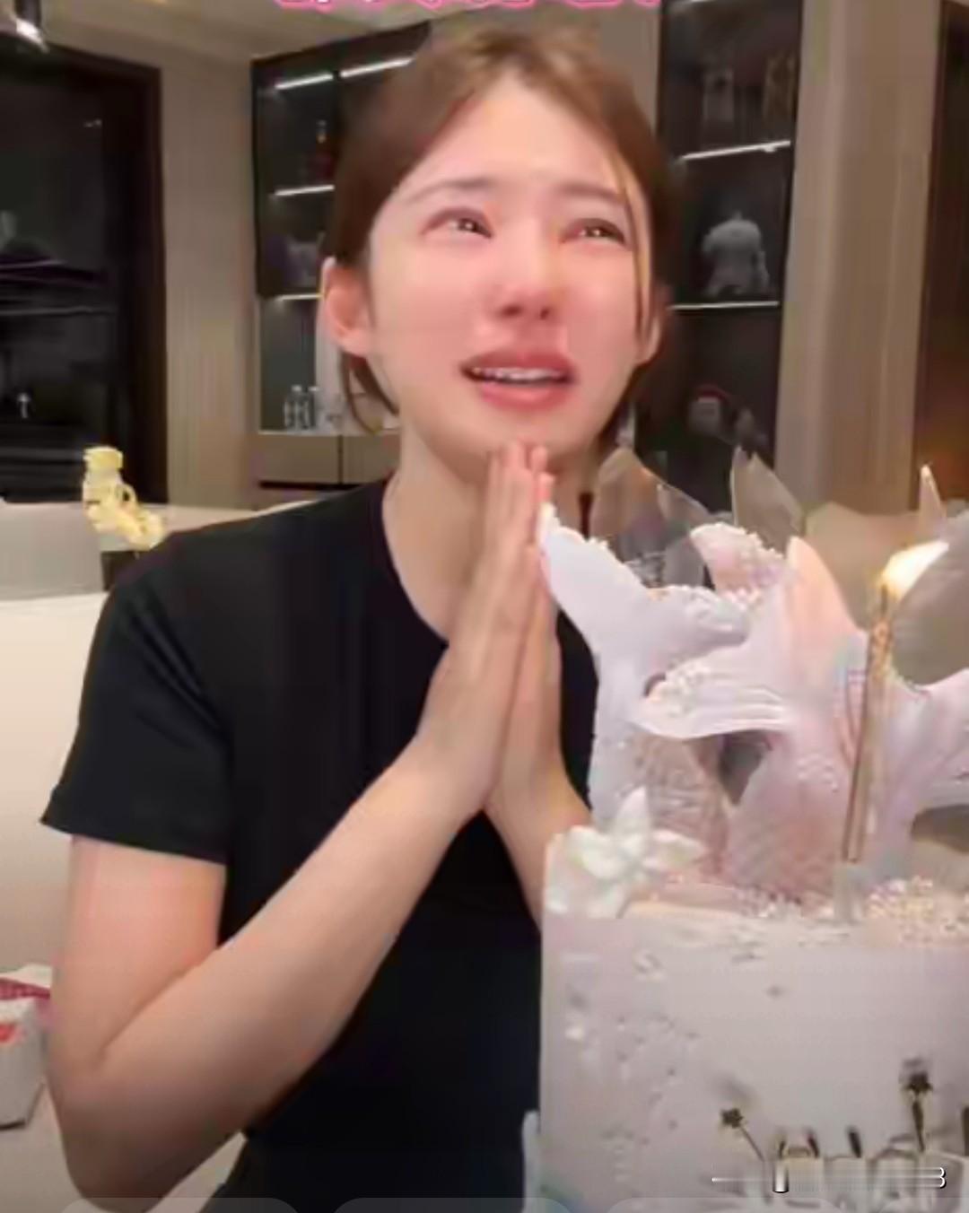 但是黄一鸣这一年多利用闪闪的流量也是赚的很多钱。房子车都拥有了，还请了保姆。有失