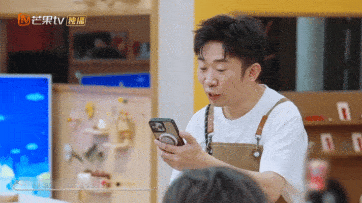 何炅遛杨迪手到擒来 哇塞，何老师这遛杨迪的技术太牛啦！饭桌上略施手段，杨迪就次次