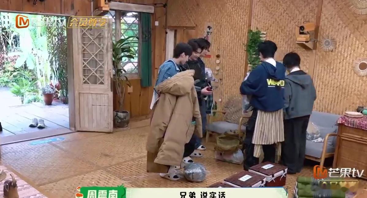 张颜齐内裤分享也大大方方 蘑菇屋中，张颜齐的内裤分享决对是个亮点，何洛洛的精彩反