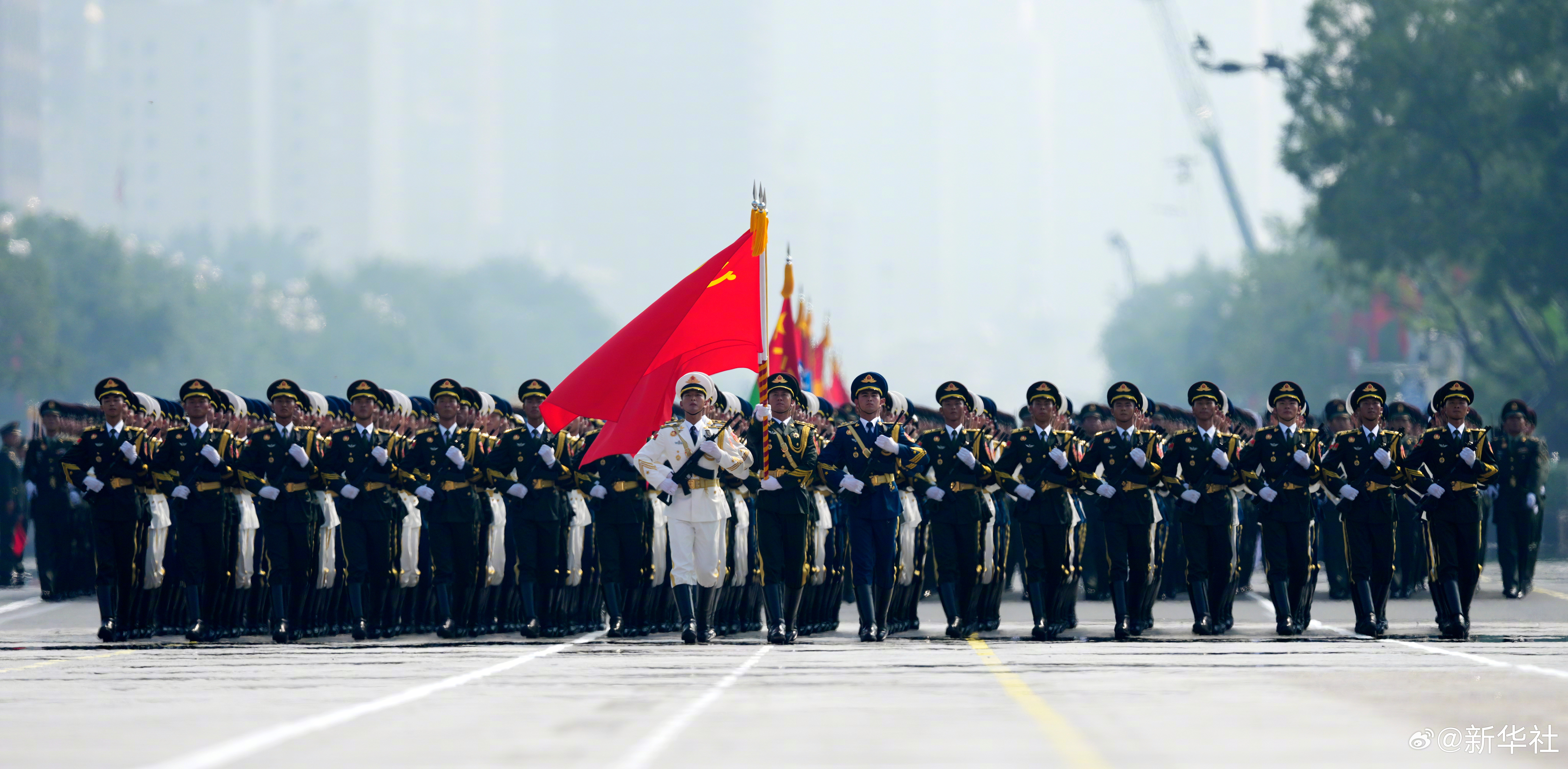 【#阅兵复制粘贴照来了#】千钧步履震寰宇，万丈豪情贯长虹！伴随着雄壮的乐音，徒步