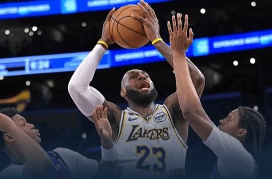 NBA常规赛精彩上演，爵士坐镇主场迎战湖人。赛前，湖人刚刚取得2连胜，士气正盛，