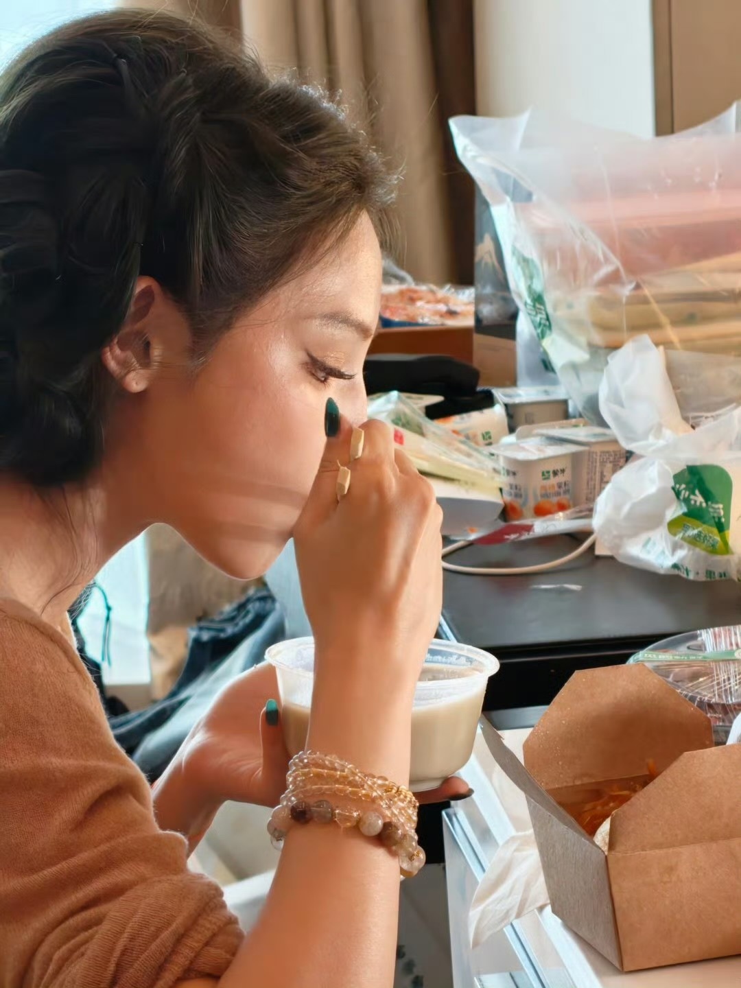 彭小苒走红毯前喝豆汁期待彭小苒今天北影节开幕式，美女很自律了期待今天漂亮的红毯妆