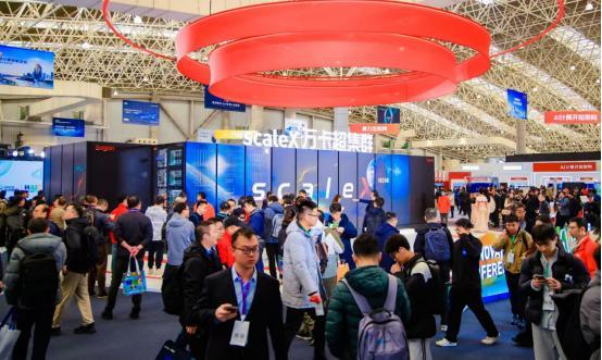 在全球智算竞赛中，国产算力终于不再是“陪跑者”，而是开始参与制定规则。以前国外厂