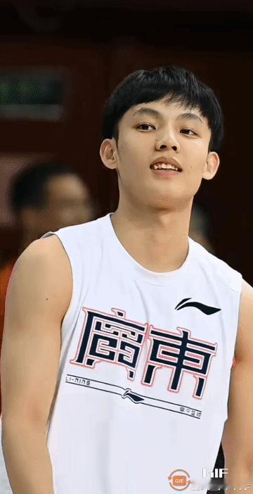 徐杰对着张镇麟一声怒吼吃T一战成名。
🏀问：张镇麟对着球员破口大骂那个怎么没给