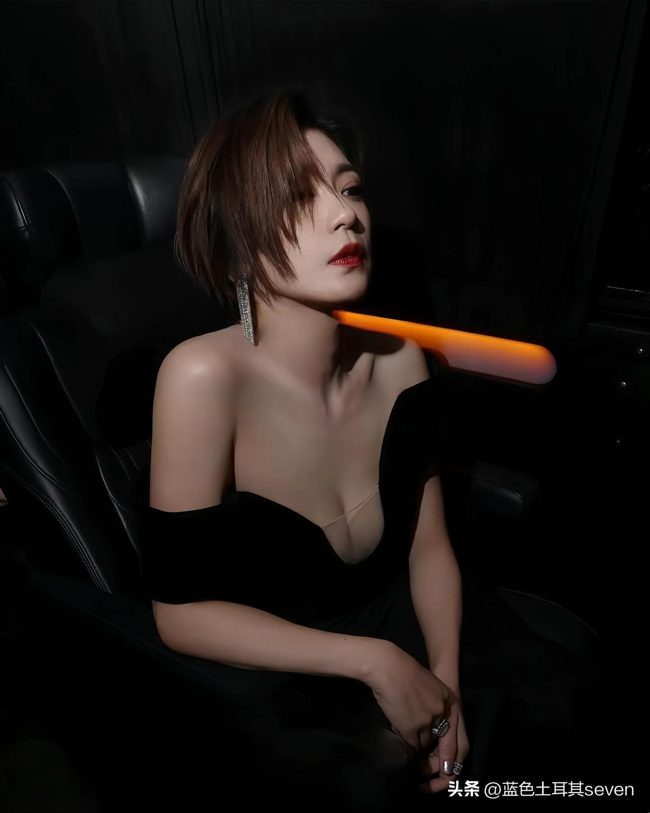 家人们谁懂啊！贾静雯这状态也太绝了！一袭黑色露肩礼服，把她的优雅气质狠狠拿捏。利