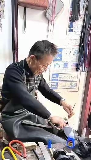 泪目！江西一弃婴被残疾老汉收养靠修鞋养大女婴，20年后女孩说：“我爸和我奶让我嫁