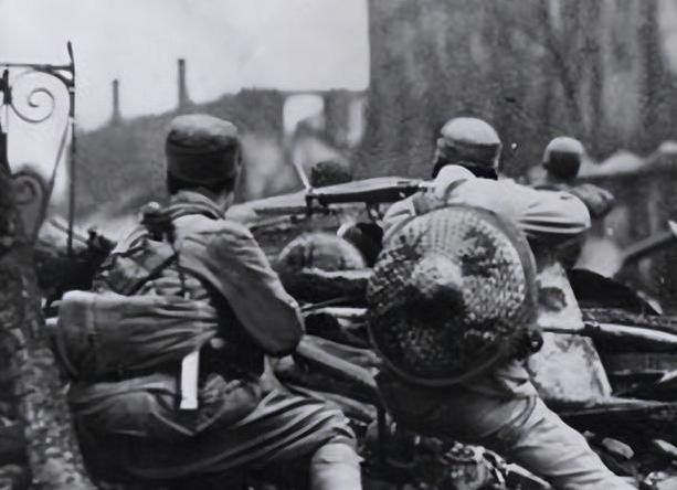 1948年，华北解放区一处操场，人山人海，公审大会的主角，是冀中军区参谋长黄寿发