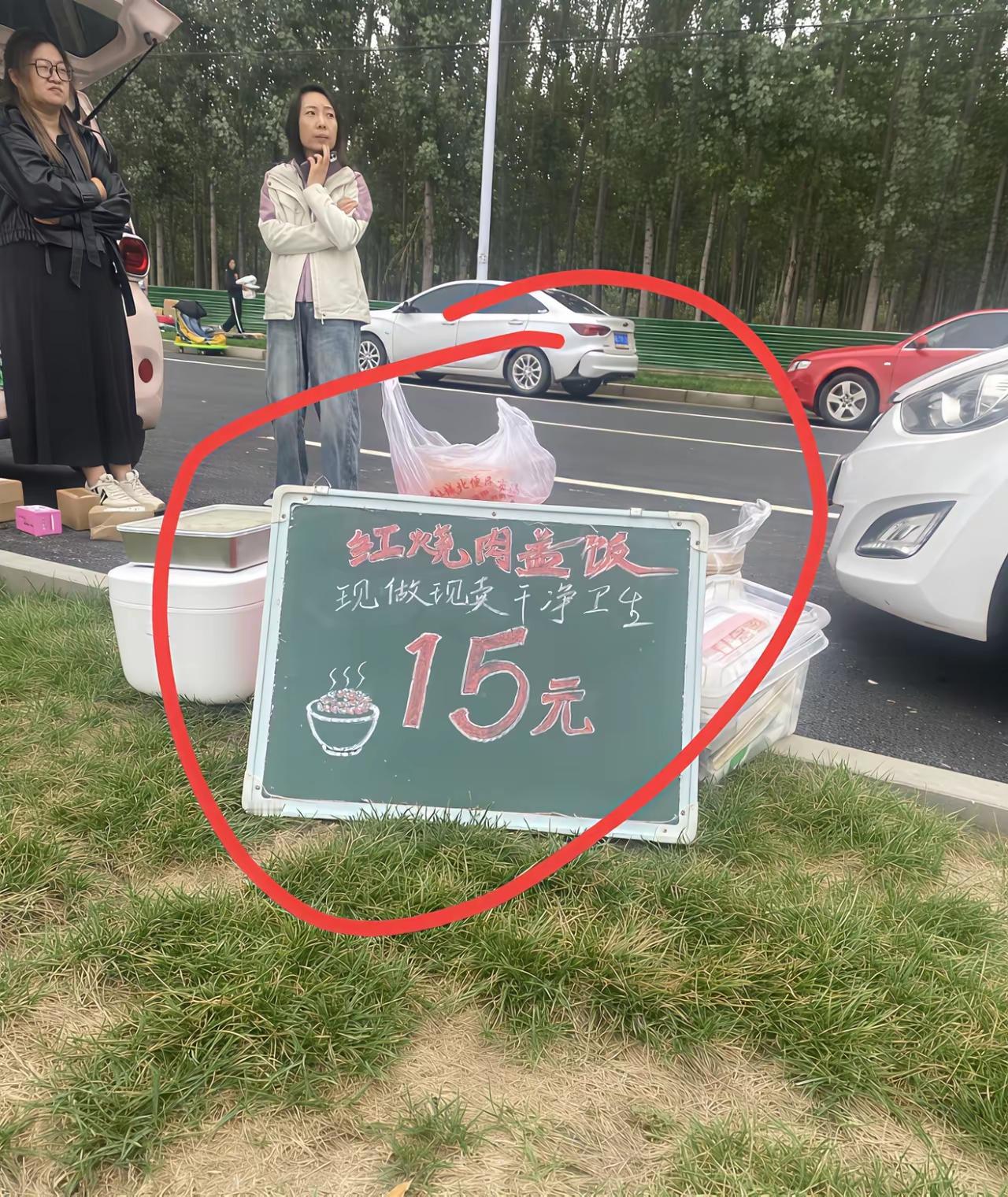 摆摊太难了！别人的盒饭那么好卖，为啥我就这么难卖呢？摆了大半天没一个人光顾，15