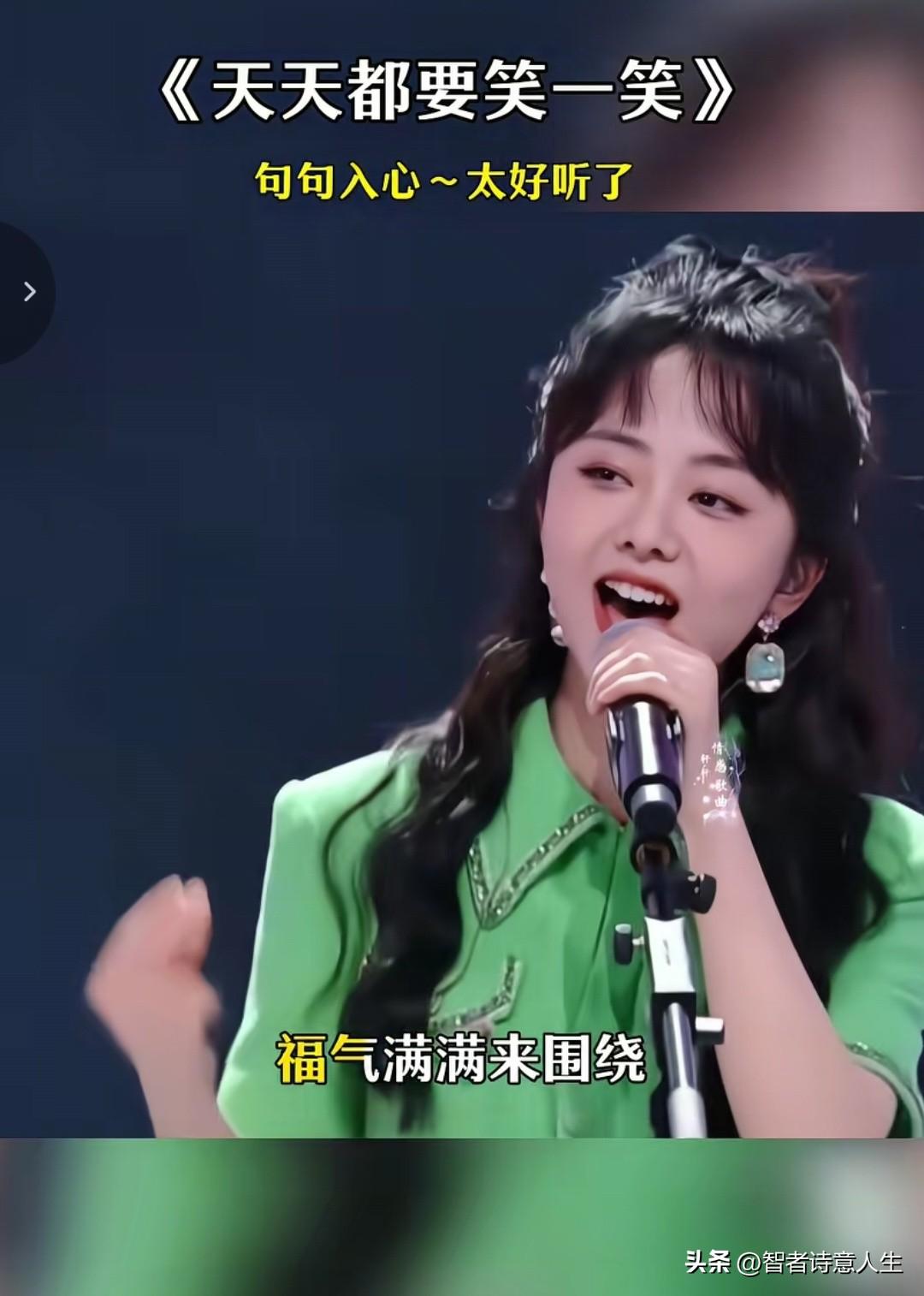 谭松韵在天赐的声音7首期唱Dear D温柔治愈，二期小半氛围感拉满。全开麦稳定情