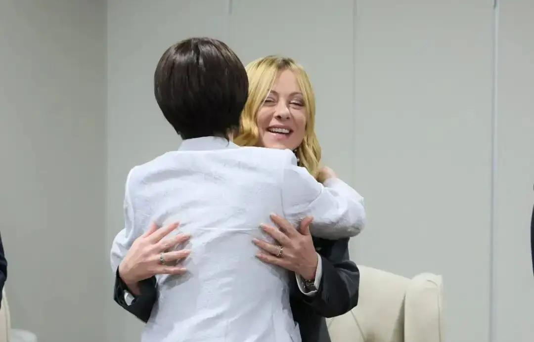 果不其然。
 
日本政坛的高市早苗和意大利总理梅洛尼突然宣布了，要把两国这波互动