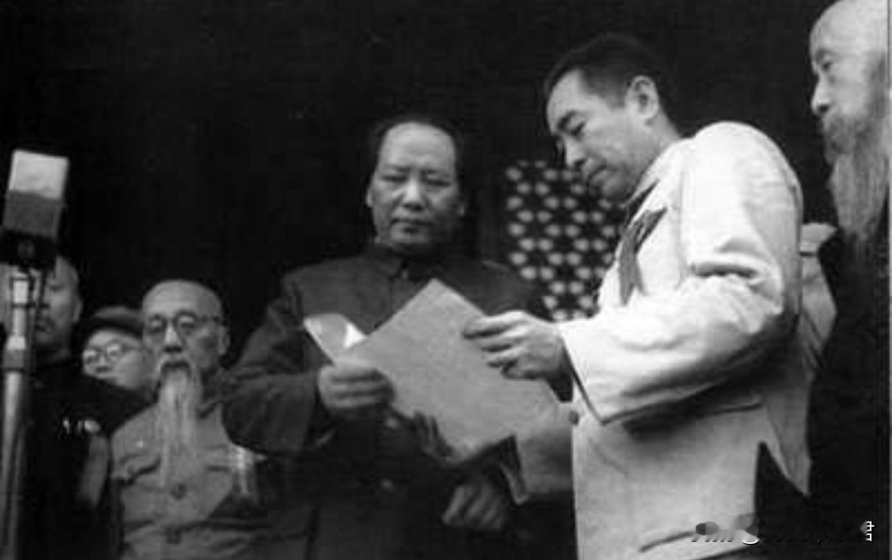 珍贵历史照片.这是1949年10月1日，北京天安门广场 周恩来总理（右）在开国大