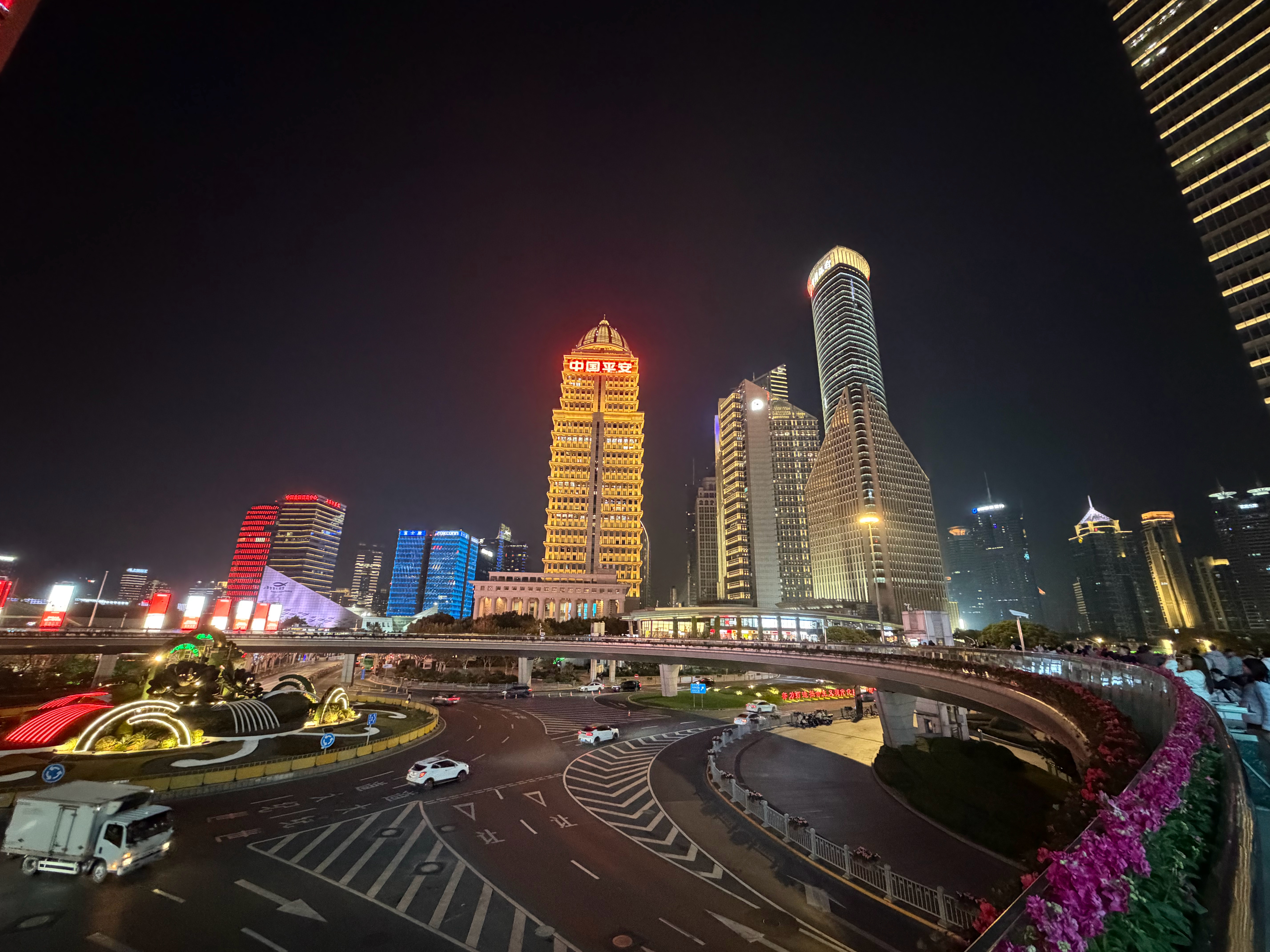 附上一组2025年旗舰手机的超广角夜景照片对比，vivo X300 Pro、OP