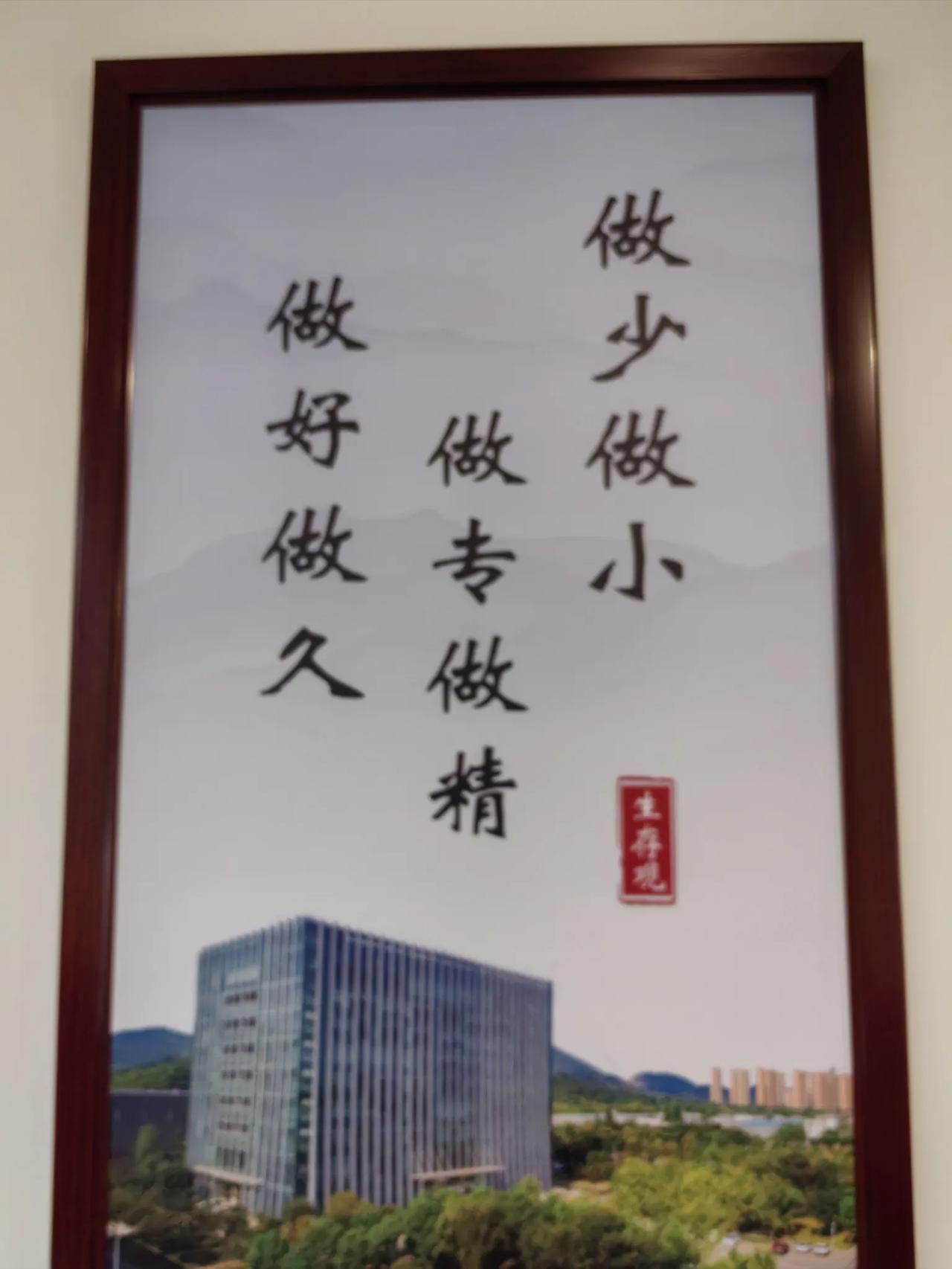 帮我点评
跳广场舞是大家的权利，有人反对跳广场舞，只是因为跳广场舞制造噪音，打绕