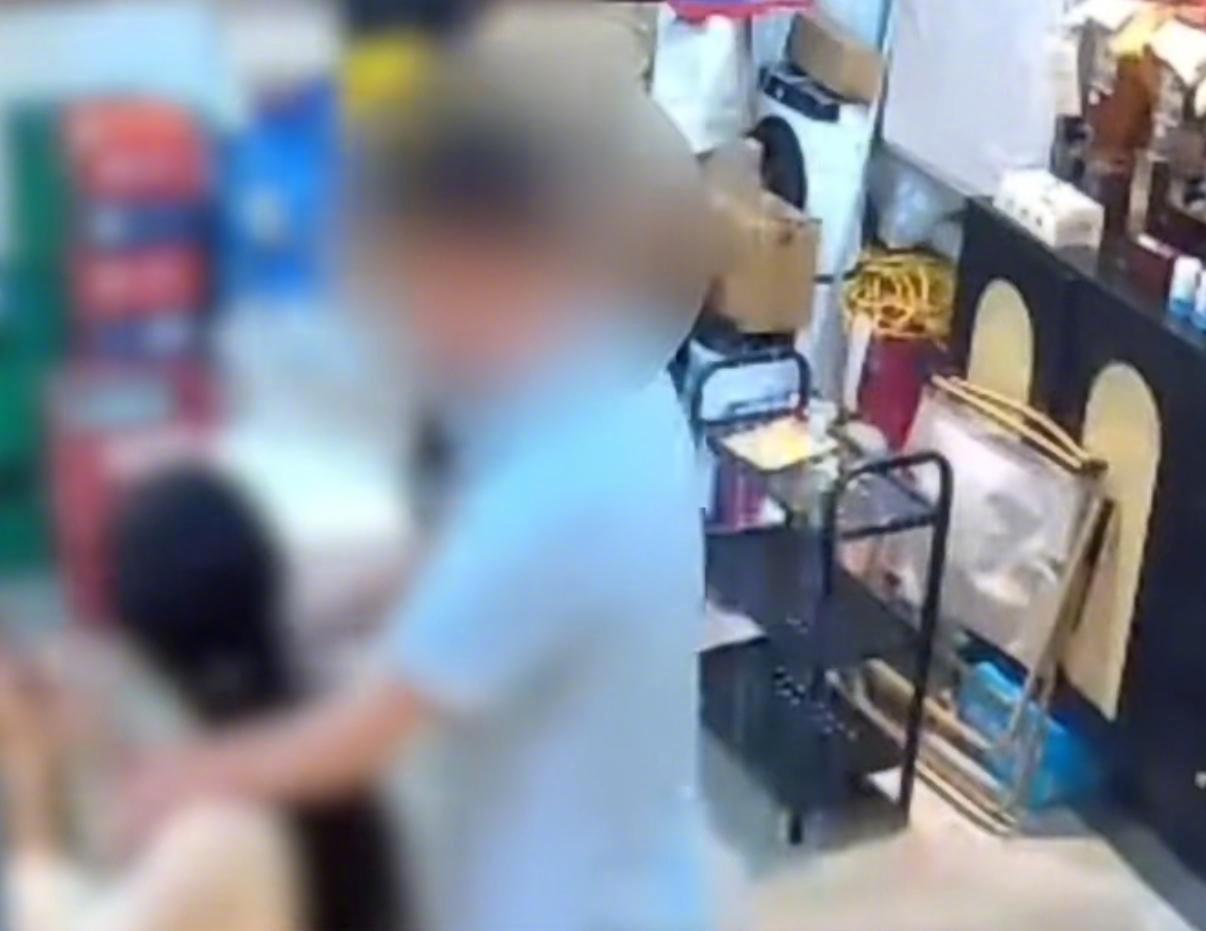 #男子酒后搭讪火锅店女老板被拘#【男子酒后搭讪火锅店女老板并搭肩被拘留！“遭扇飞
