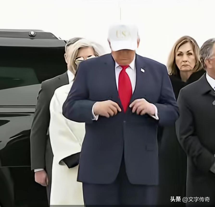特朗普真的很另类！特朗普参加阵亡美士兵遗体交接仪式，带了一个红色的领带，真是理解