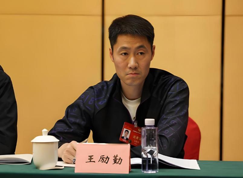 央媒点名批评国乒！3 月 26 日，《工人日报》发文公开点评了国乒现状，其犀利直