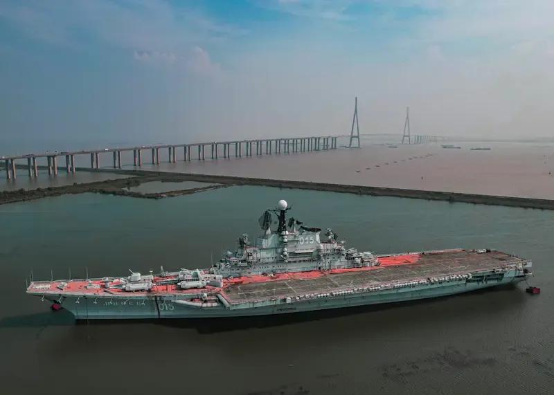 当地时间10月26日下午2点45分左右，美国“尼米兹”号航母2架军机在南海相继坠