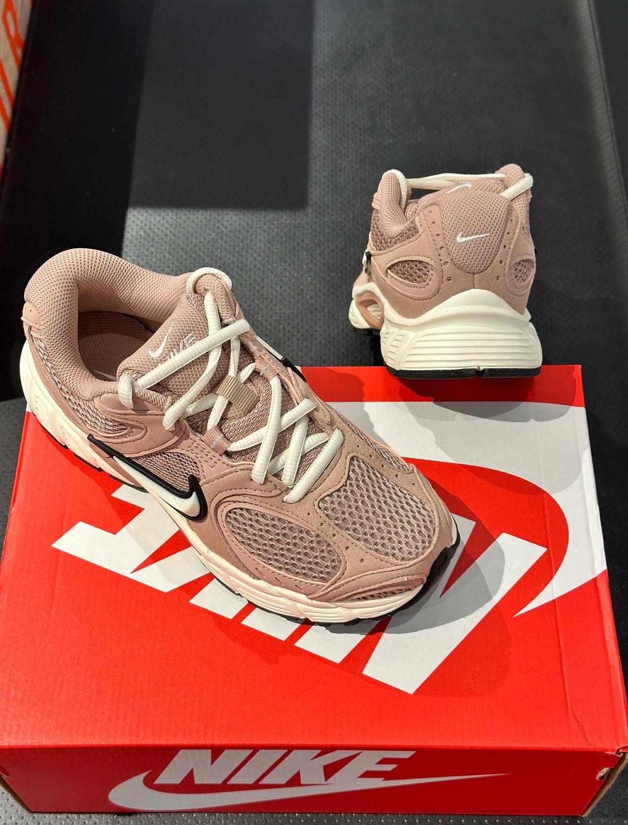 📍上海 NIKE(滔搏临港百联店)
肉桂色也好高级耶
这双鞋是Nike V5 