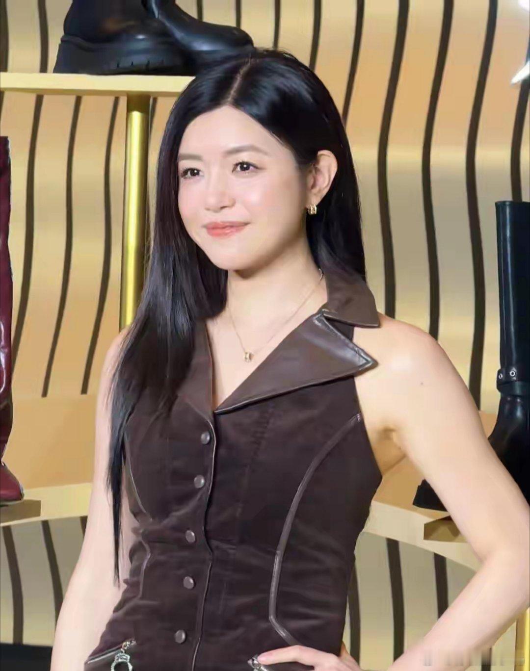 陈妍希出席某30周年活动，穿美拉德风无袖裙 笑起来甜甜少女感！！！ ​​​