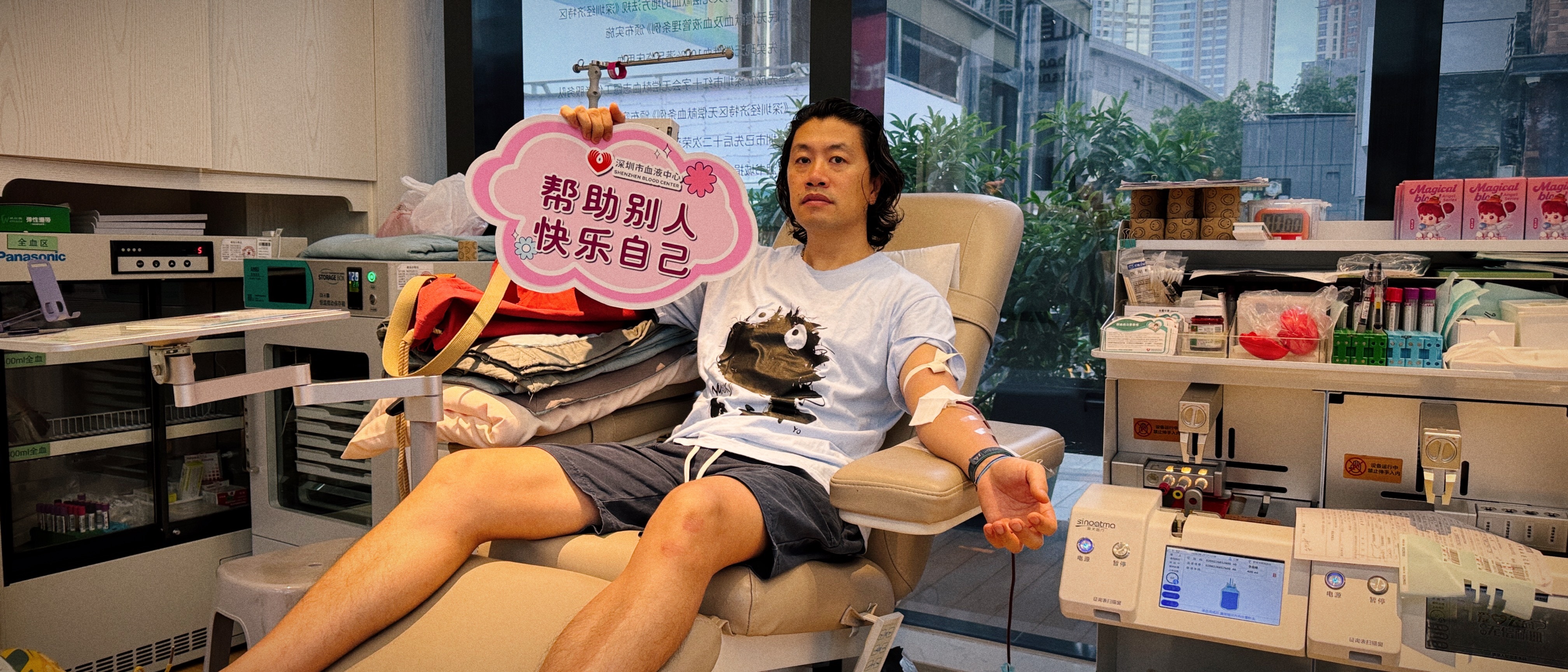 从魏家班出来站在大街上，心说这两天睡得还行今儿又没有大太阳，不如顺势献个血吧。 
