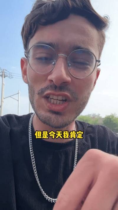 最不想碰到梅西的人出现了外国球迷躲梅西躲到破防这位埃尔及利亚小哥直接被梅西包围到