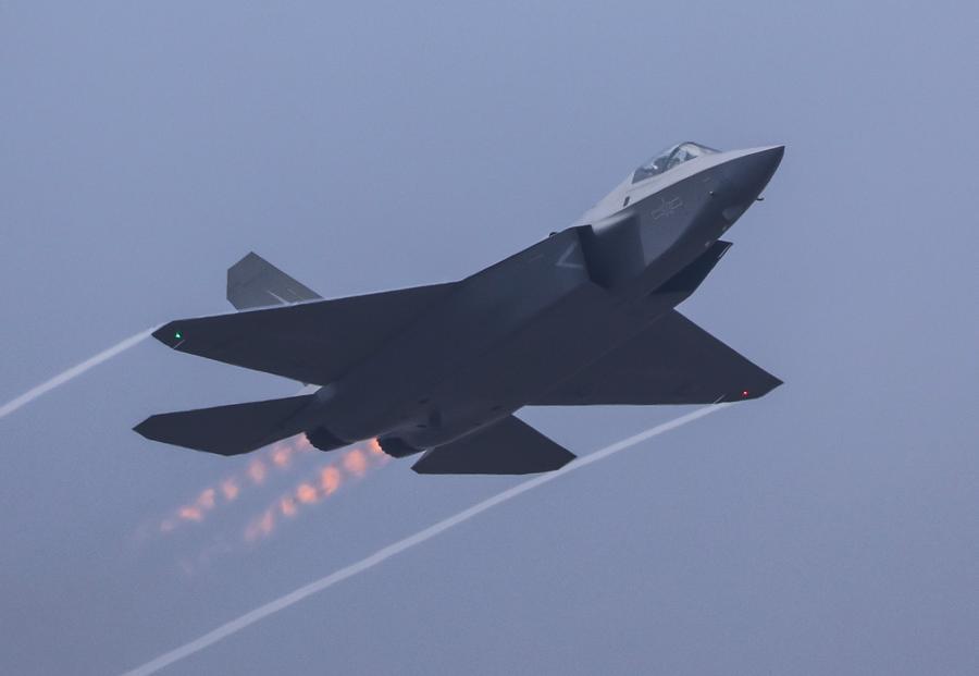 美军曾大放厥词，宣称一旦爆发空战，中国三千架战机形同摆设。他们还拿老旧的歼 6、