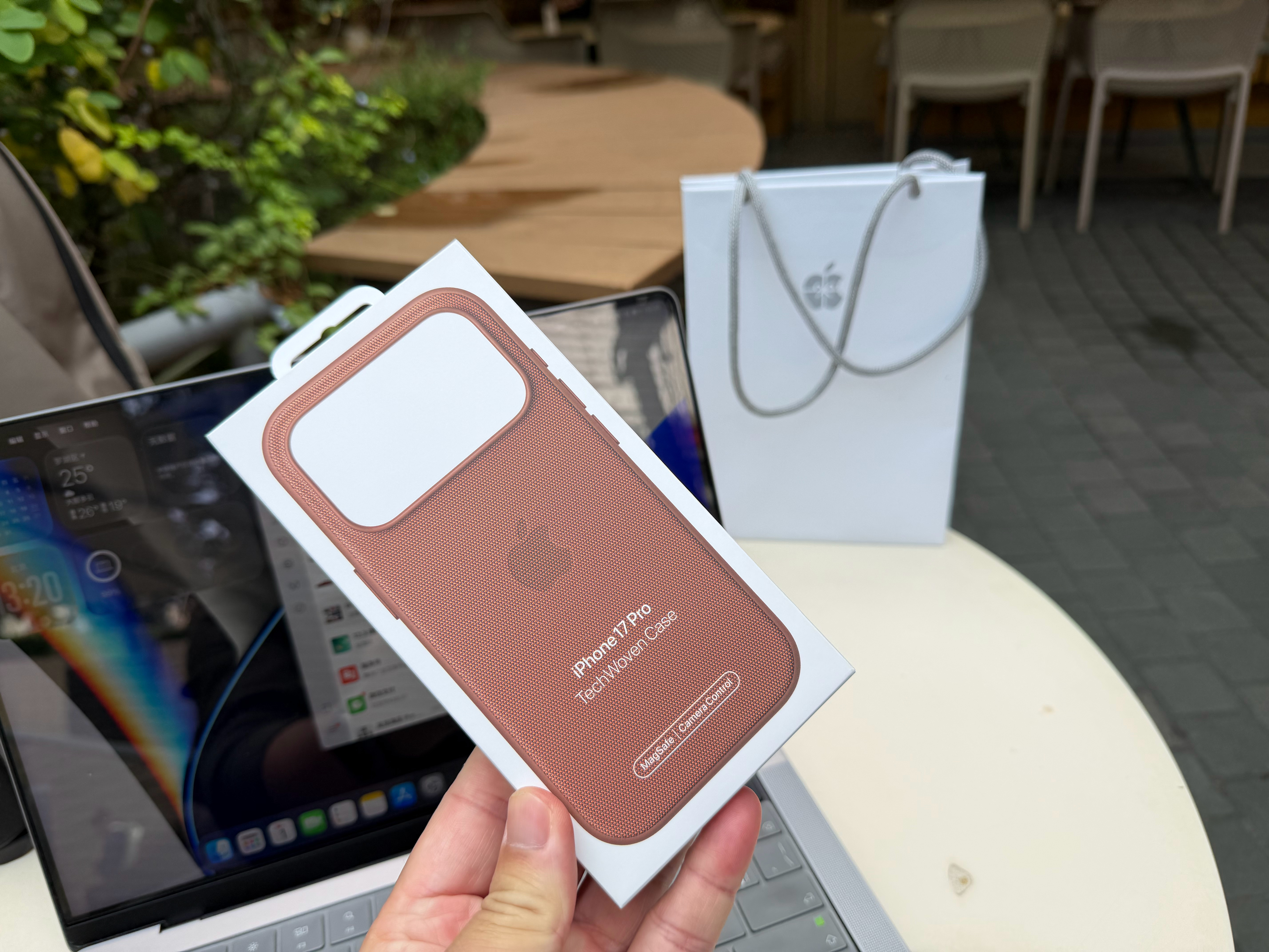 找水果店的朋友要个了17pro的原厂壳，送人，刷了下脸，我手机电脑啥的都是找的她