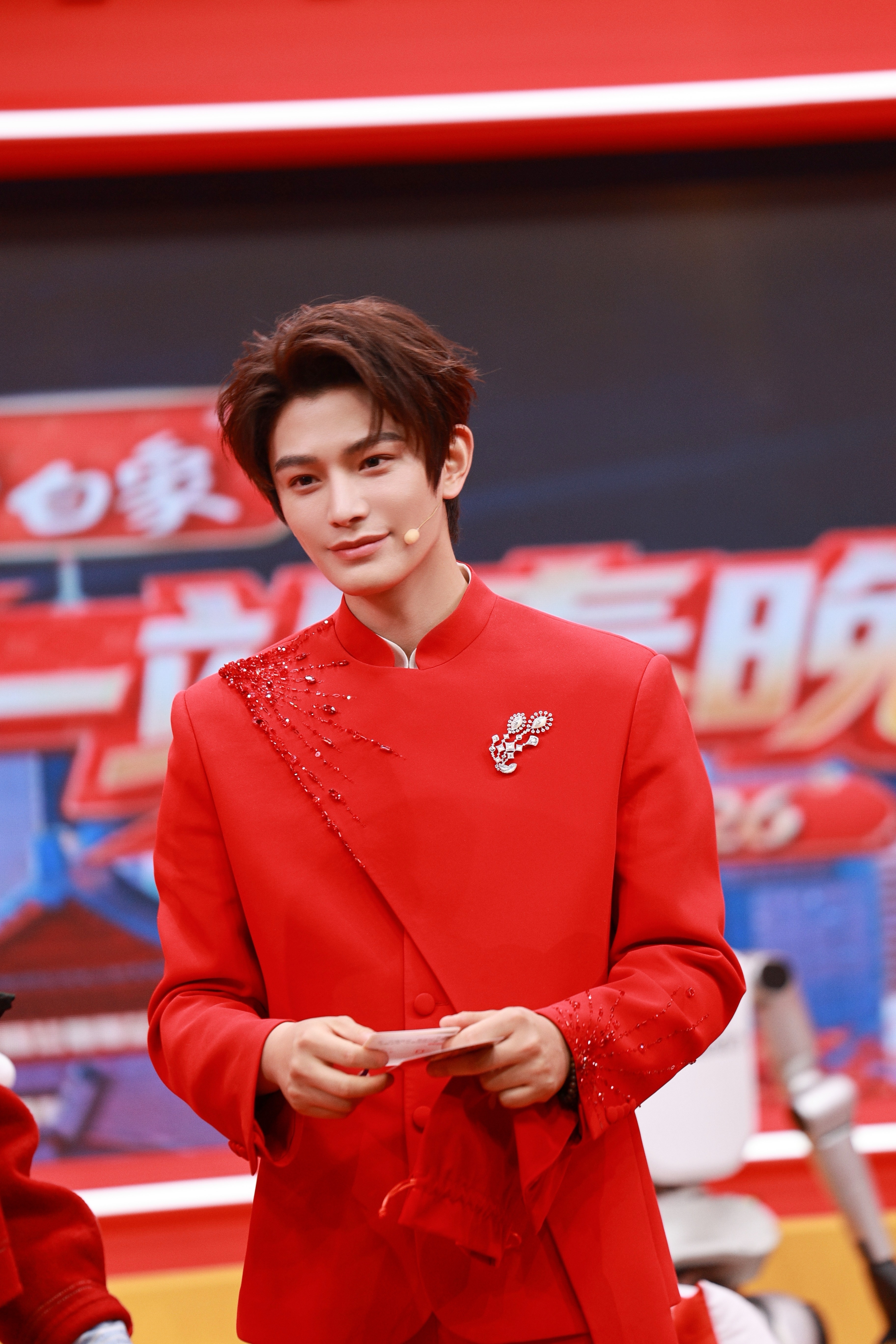 丁禹兮今日亮相央视总台《下一站春晚》图集，身着水晶串珠红色新中式套装，佩戴一枚老