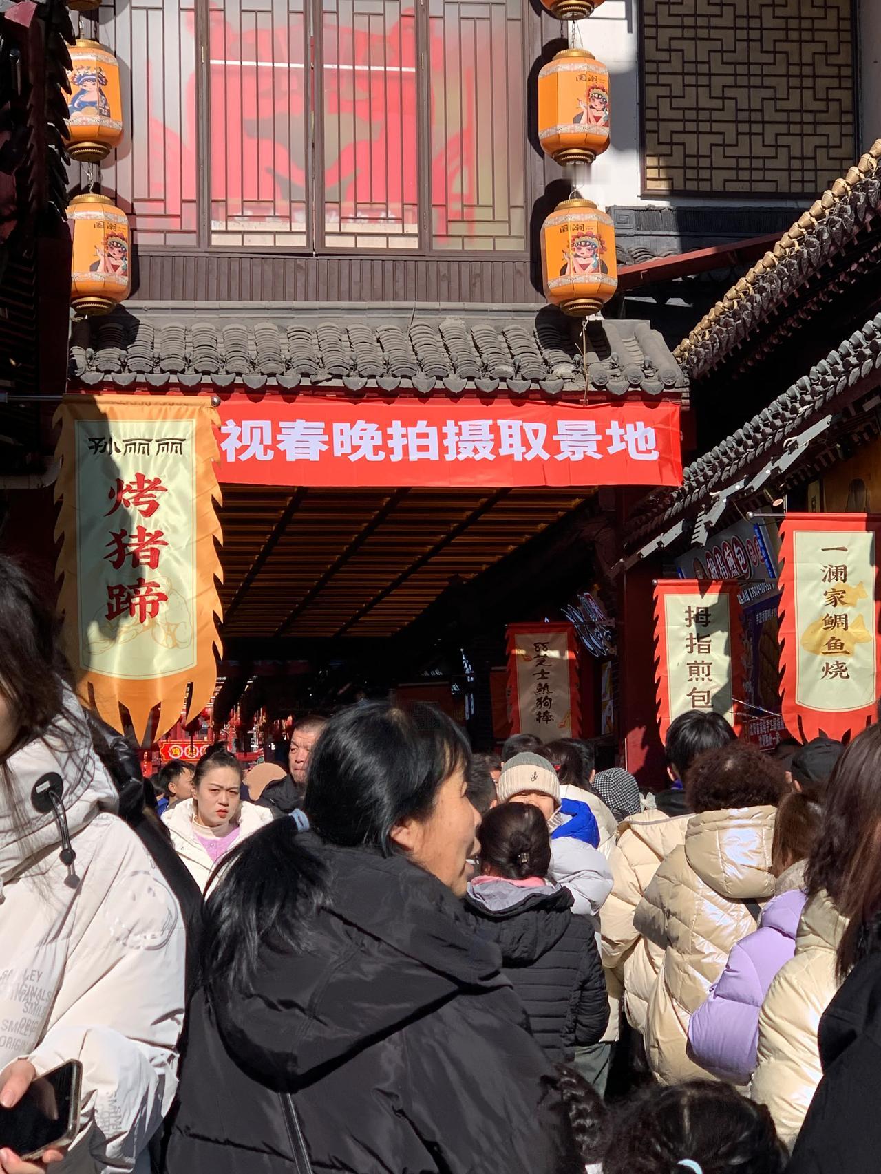 #记录我的2024#今天是大年初二，我和家人逛了一下沈阳中街，步行街上的人很多，