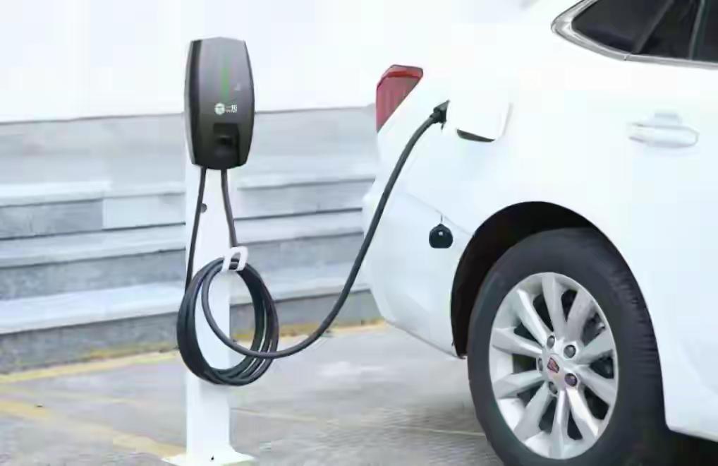 今年春运高速充电量涨了52%，排队的人反而少了。但别高兴太早——我剩30%电进服