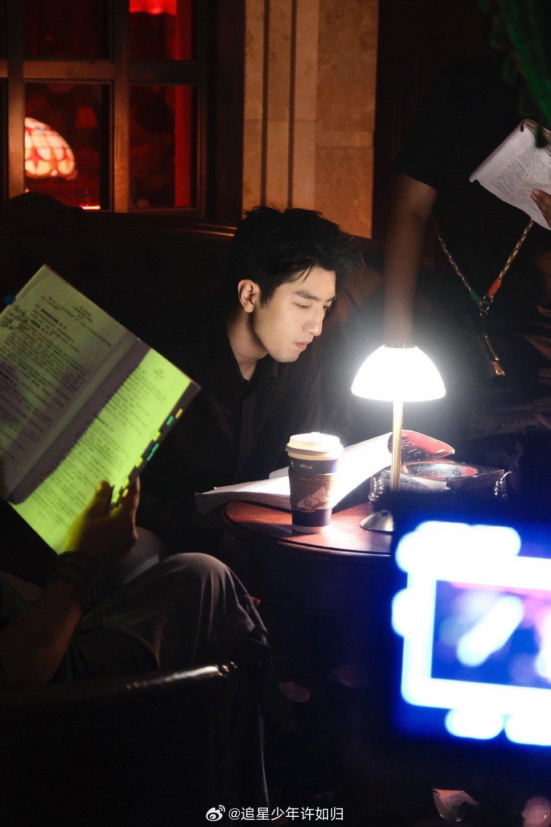 这是金瀚那他是谁 除了我们演员金瀚，还能是谁有这般独特的气质？他自带一种清爽又坚