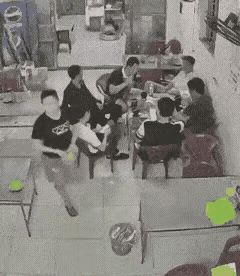 这个女子非常有尊严，面对这么多人，她并没有怯懦，敢于义证言辞的怒斥这个人，实实在